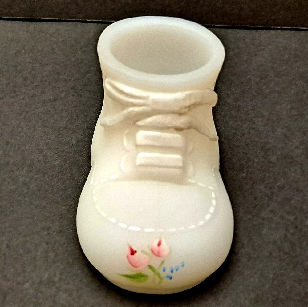 Fenton baby shoe handpainted by B. Williams